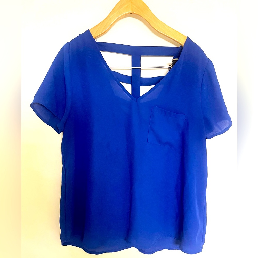 Lily White brand Brilliant blue flowy polyester shirt size medium.